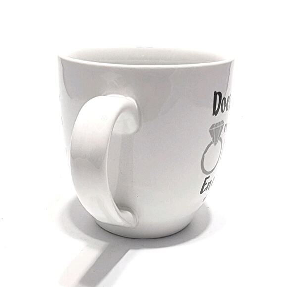 TMD Retail Does This Make Me Look Engaged? White Coffee Cup Mug Novelty Gift New - Picture 3 of 7